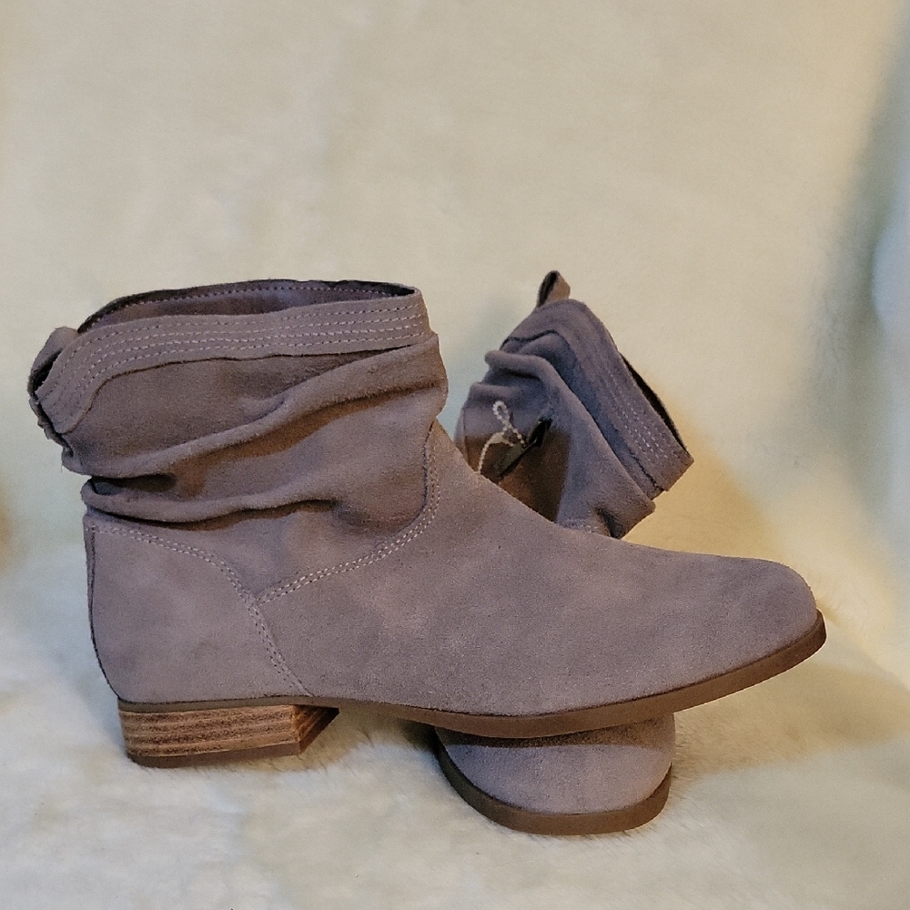 NWOT KOLABURRA BY UGG Lolerei Slouch. Lavander Color Boots. Size  8.